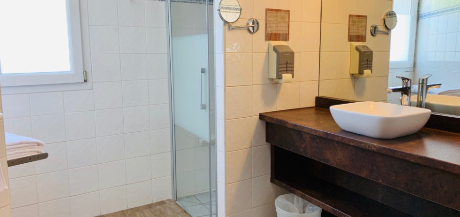Salle de bain PMR - Hôtel